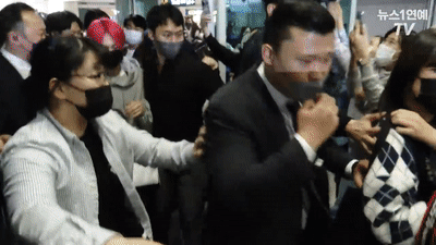 엔하이픈(정원, 희승, 제이, 제이크, 성훈, 선우, 니키) 멤버들이 입국장에 들어서자 공항은 한순간에 아수라장이 되고 말았다. 사진은 K-팝 콘서트 '케이팝 플렉스 (KPOP.FLEX)' 일정을 마치고 지난 16일 오후 인천국제공항을 통해 입국한 그룹 엔하이픈./영상=뉴스1연예TV