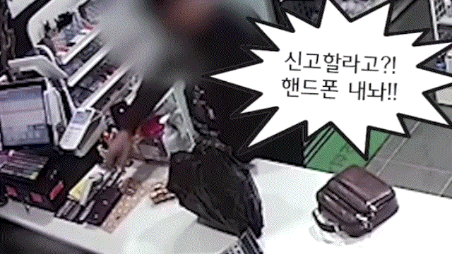 편의점 알바생이 흉기를 들이대며 위협하는 남성을 용감하게 물리치는 영상이 18일 경찰청 공식 유튜브 채널을 통해 공개됐다. 영상은 지난달 27일 오후 8시15분쯤 전남 무안 한 편의점에서 20대 남성이 특수강도 행각을 벌이는 모습. /영상= 겅찰청 공식 유튜브 채널 캡처