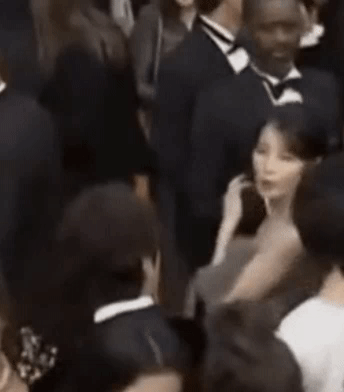 아이유가 레드카펫에서 프랑스 인플루언서에게 밀침을 당하는 장면. /사진=칸 영화제 공식 유튜브 갈무리