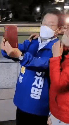 더불어민주당 이재명 인천계양을 국회의원 보궐선거 후보가 한 여성 지지자로부터 강제로 뽀뽀를 당할 뻔했다. 영상은 지난 29일 페이스북에 올라온 이 후보가 뽀뽀를 당할 뻔한 당시 모습. /영상=머니투데이(페이스북 갈무리)