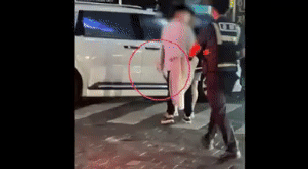 지난 2일 부산 진구의 한 노상에서 피의자가 식칼로 한 남성을 위협하는 모습./사진=페이스북 갈무리