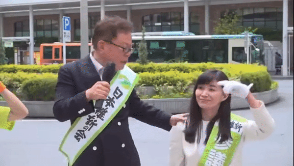 일본 남성 정치인이 거리 연설 도중 여성 후보의 어깨와 가슴을 치는 영상이 온라인에 퍼지며 '성희롱' 논란에 휩싸였다. 영상은 이노세 나오키 전 도쿄지사(왼쪽)와 에비사와 유키 입후보 예정자가 거리 연설을 진행하는 모습. /영상=트위터 캡처