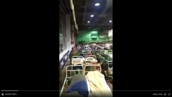 우크라이나 국방부가 지난 29일(현지시각) 공식 트위터를 통해 러시아 병사들이 넷플릭스 오리지널 시리즈 '오징어게임'을 연상케 하는 열악한 환경에서 생활하고 있다고 밝혔다. 영상은 우크라이나 국방부가 공개한 러시아 병사 숙소 내부 모습. /영상=우크라이나 국방부 공식 트위터 캡처