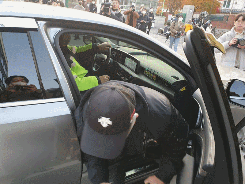 수험표를 챙기지 못한 딸을 위해 택시를 타고 달려온 아버지도 있었다./사진=송혜남 기자